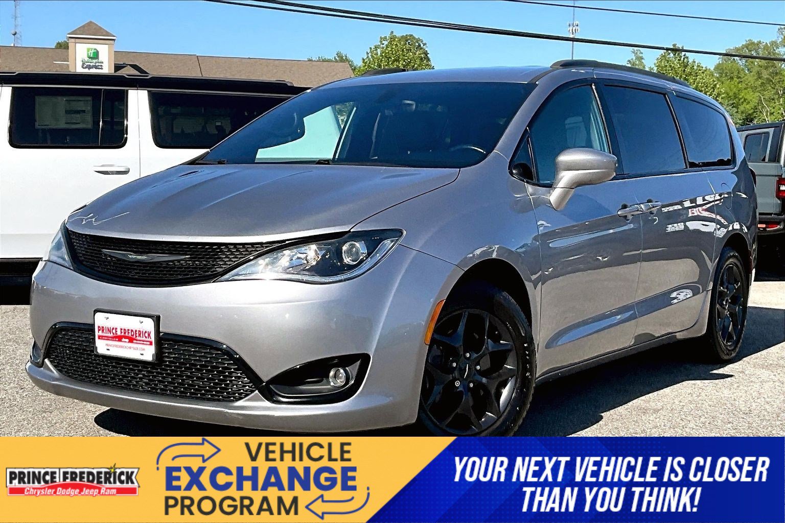 Used 2018 Chrysler Pacifica Touring-L w/ Premium Audio Group FWD image 3