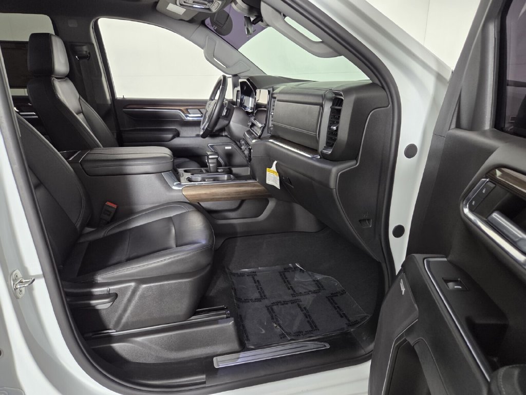 Used 2024 Chevrolet Silverado 1500 LT Trail Boss w/ LT Trail Boss Premium Package AWD/4WD image 33