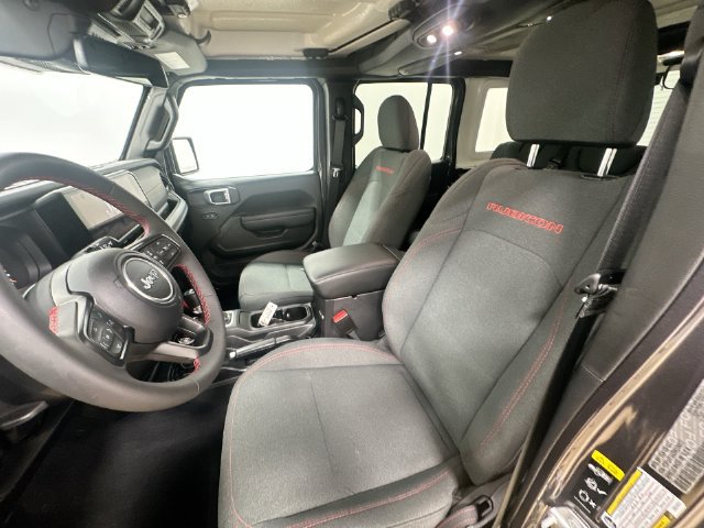 Used 2025 Jeep Wrangler Unlimited Rubicon w/ Technology Group AWD/4WD image 15