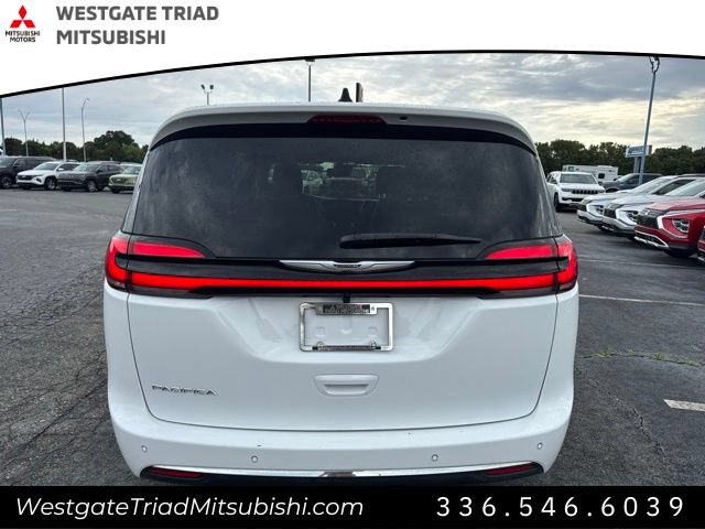 Used 2026 Chrysler Pacifica Select FWD image 5