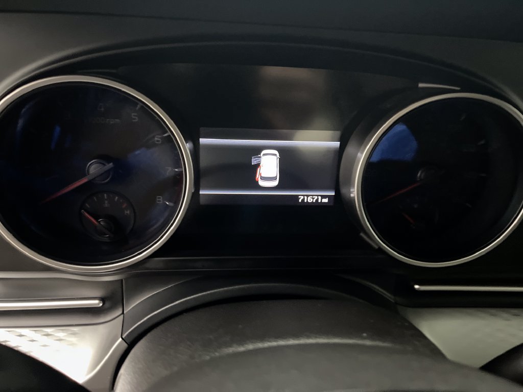 Used 2023 Kia Carnival LX FWD image 16