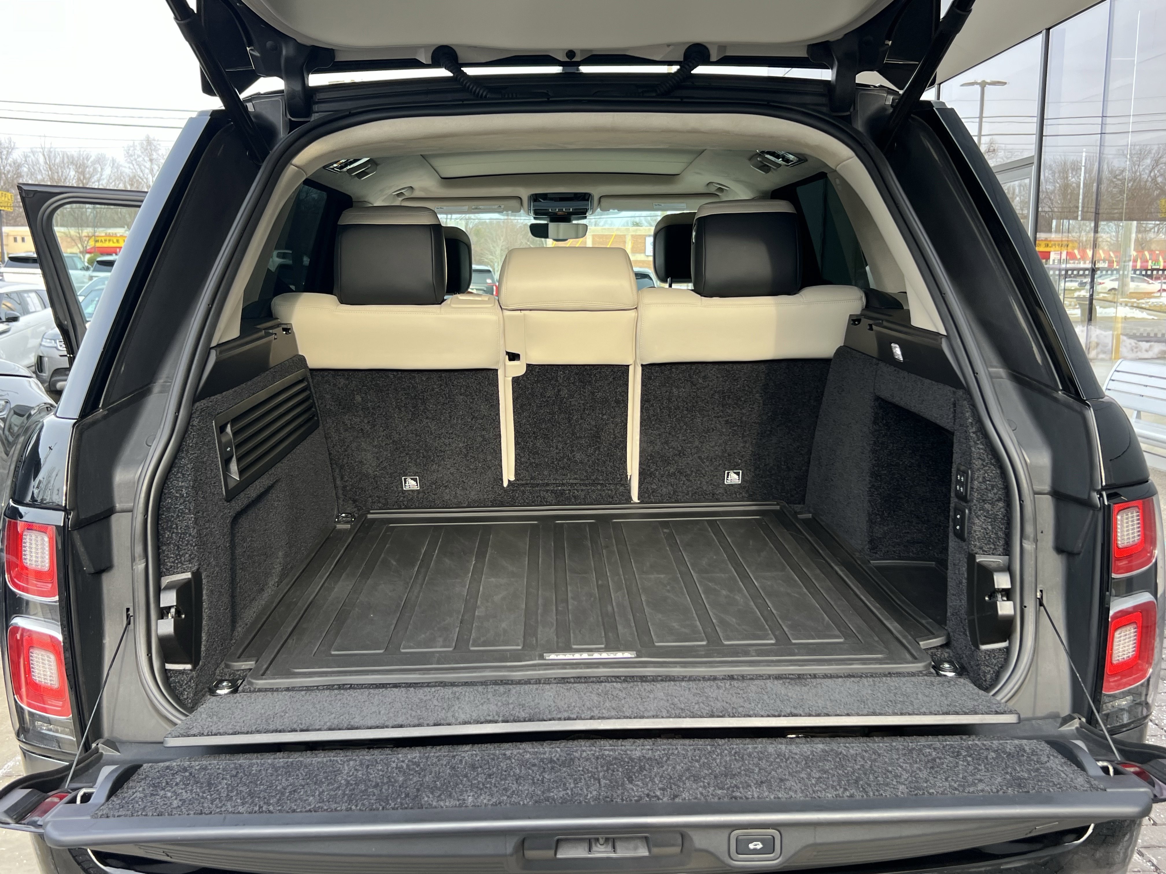 Used 2020 Land Rover Range Rover Long Wheelbase HSE image 34