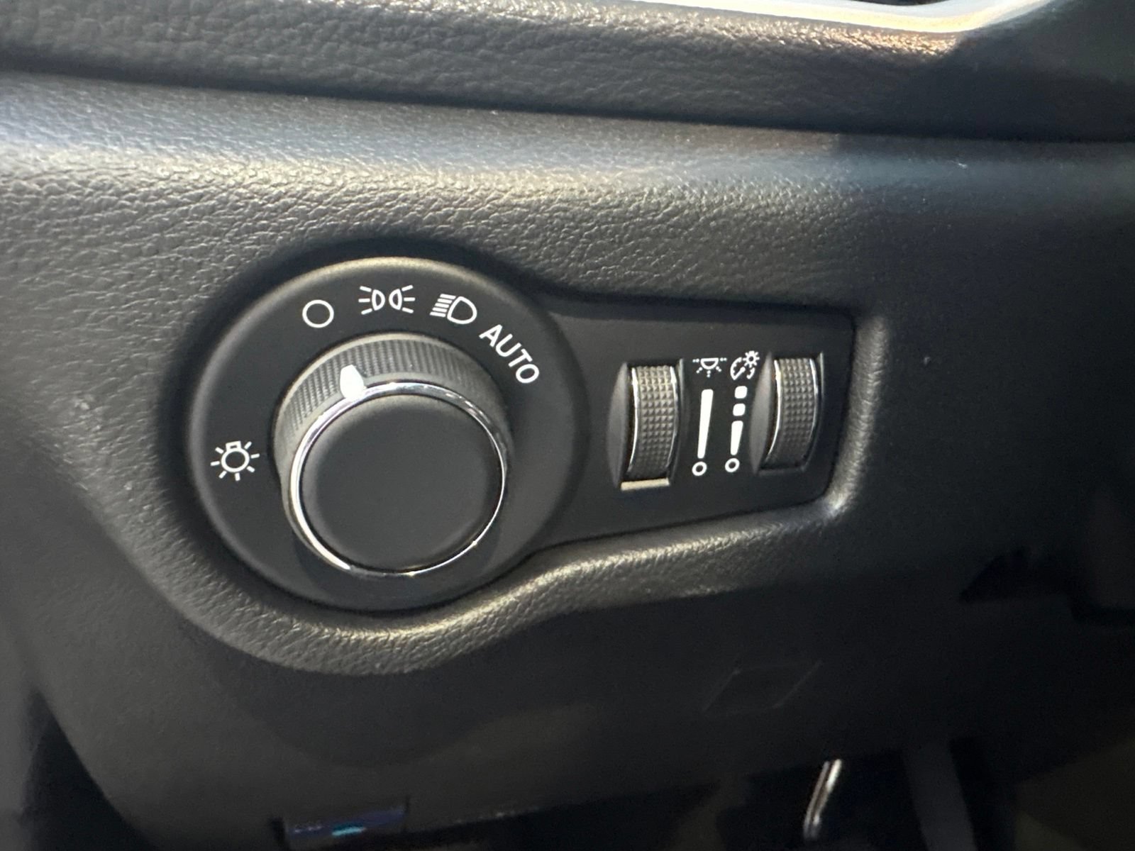 New 2027 Chrysler Pacifica Select FWD image 12