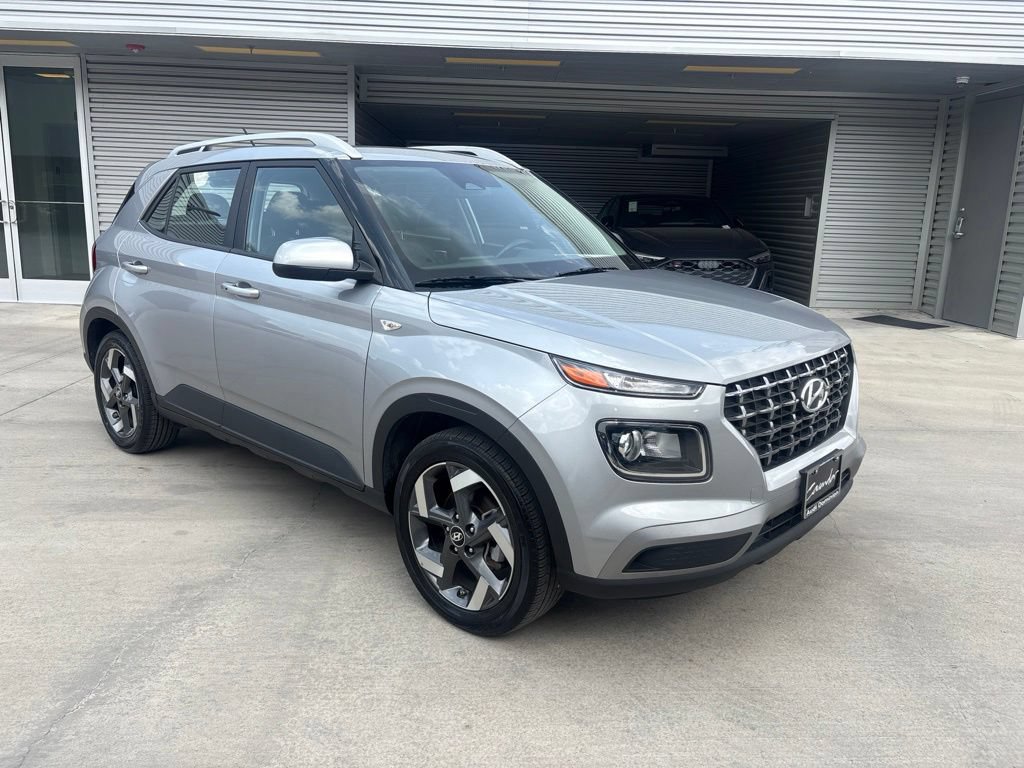Used 2025 Hyundai Venue SEL FWD image 3