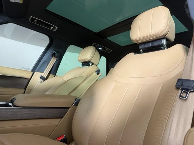 Used 2025 Land Rover Range Rover SE AWD/4WD image 5