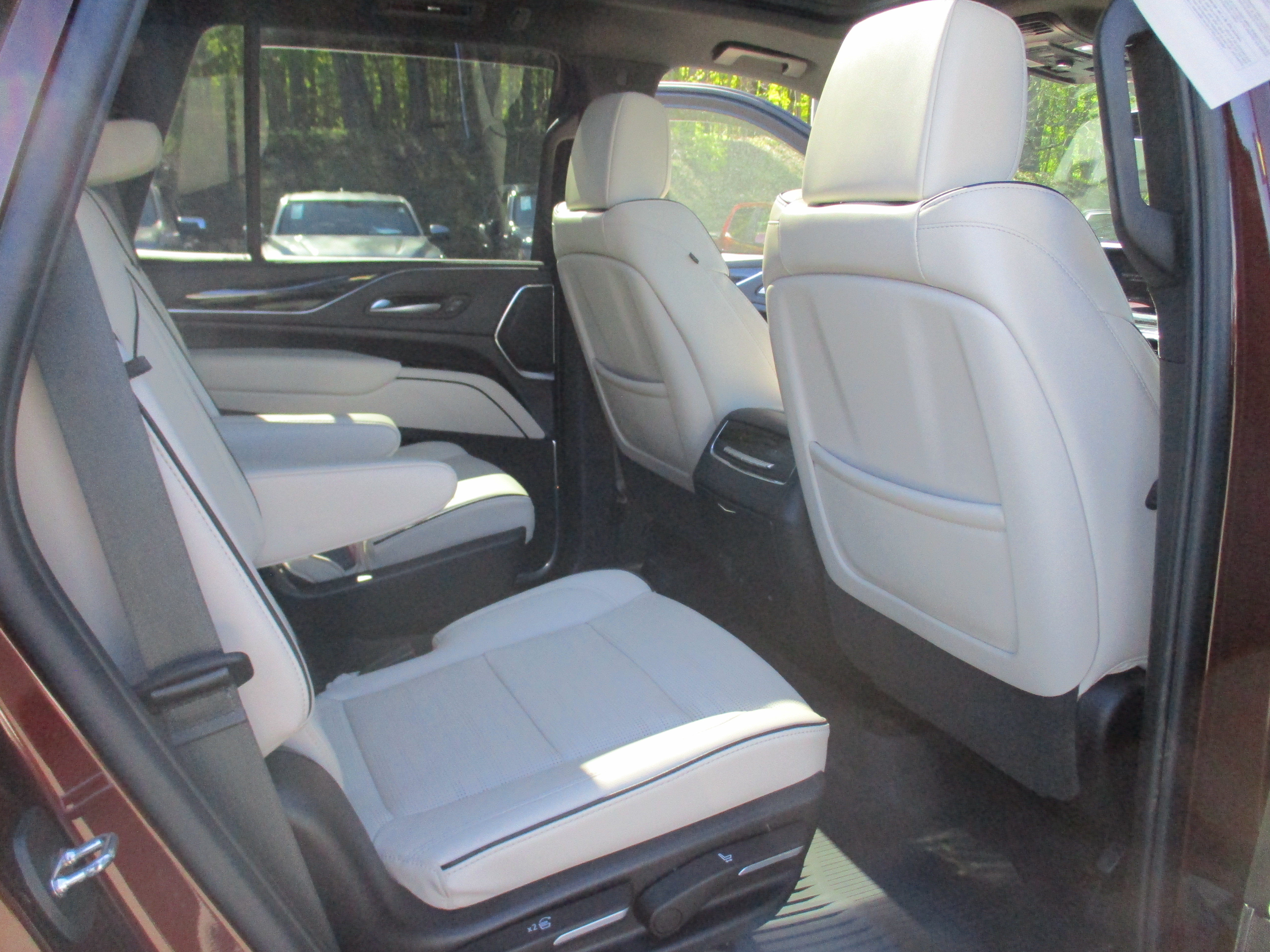 Used 2023 Cadillac Escalade Sport w/ LPO, ONYX Package AWD/4WD image 16