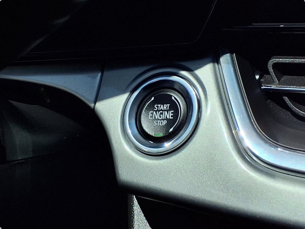 Used 2025 Chevrolet Trax LT FWD image 8