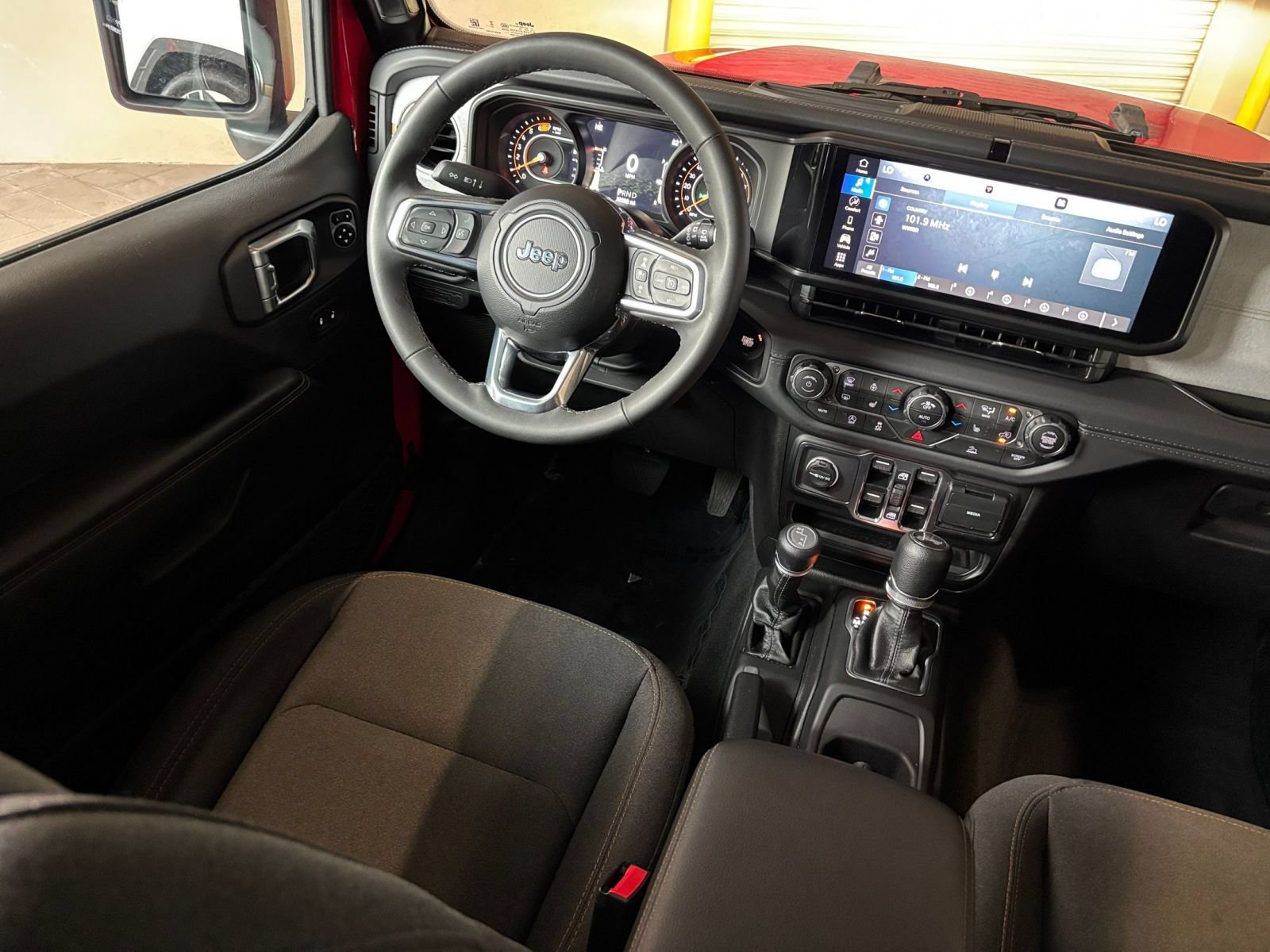 Used 2025 Jeep Wrangler Unlimited Sahara AWD/4WD image 33
