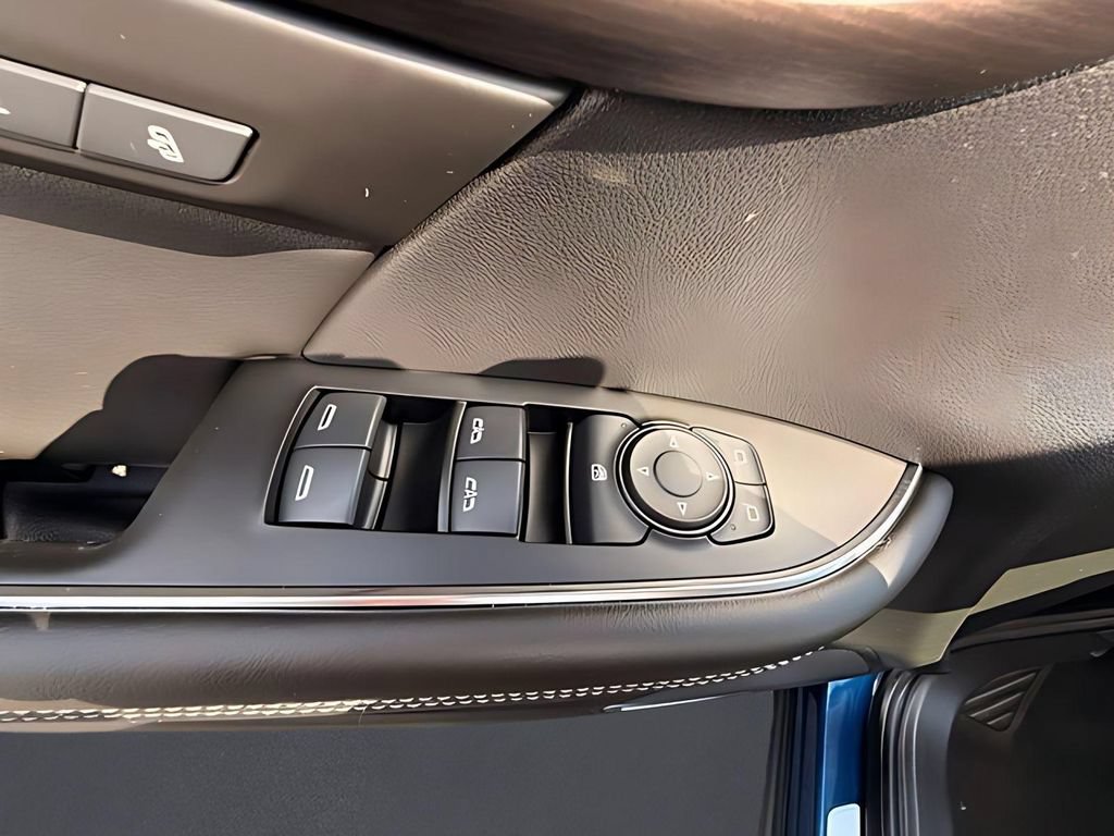 Used 2023 Buick Envision Avenir AWD/4WD image 11