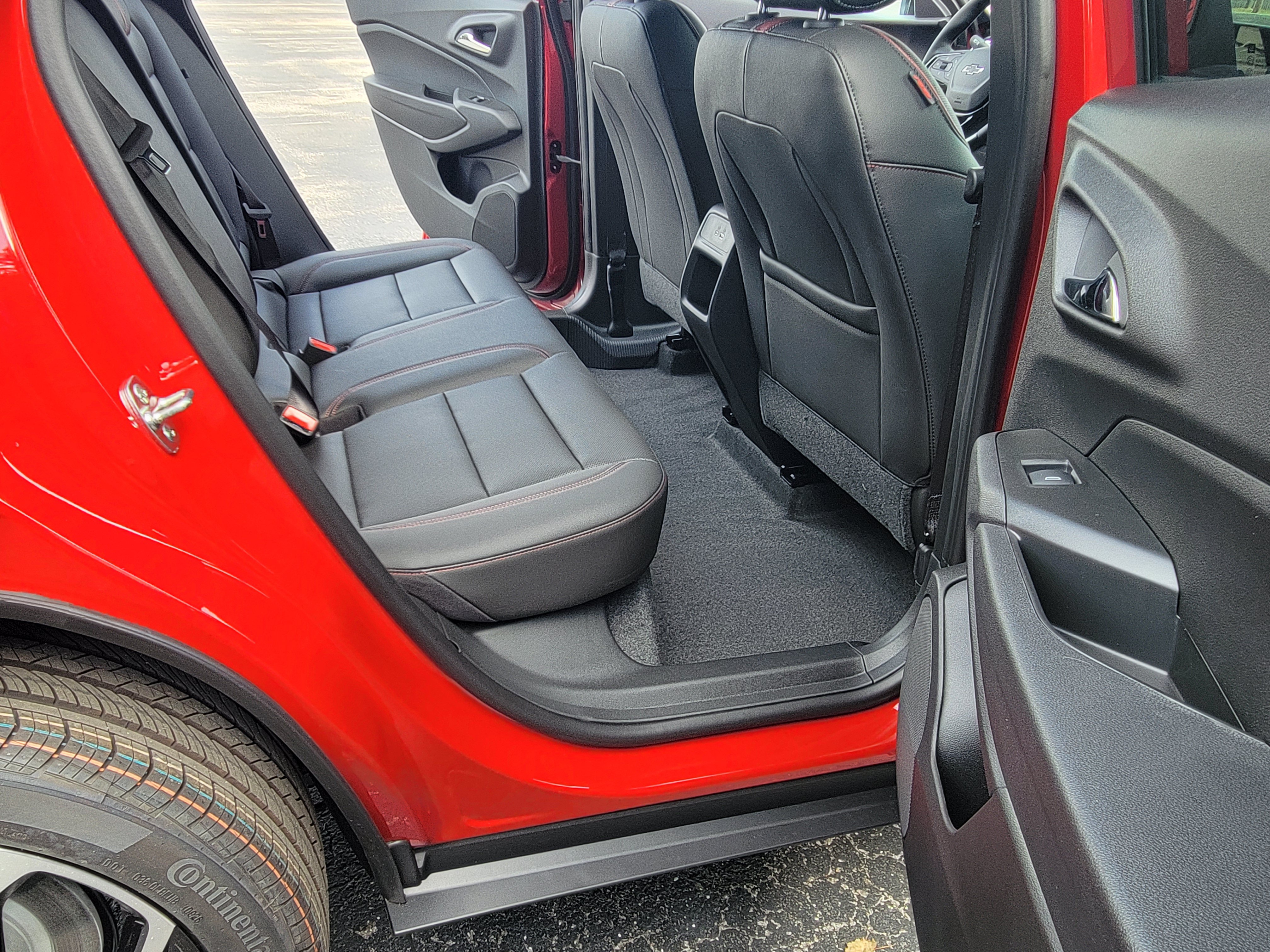 New 2026 Chevrolet Trax RS w/ Sunroof Package FWD image 30