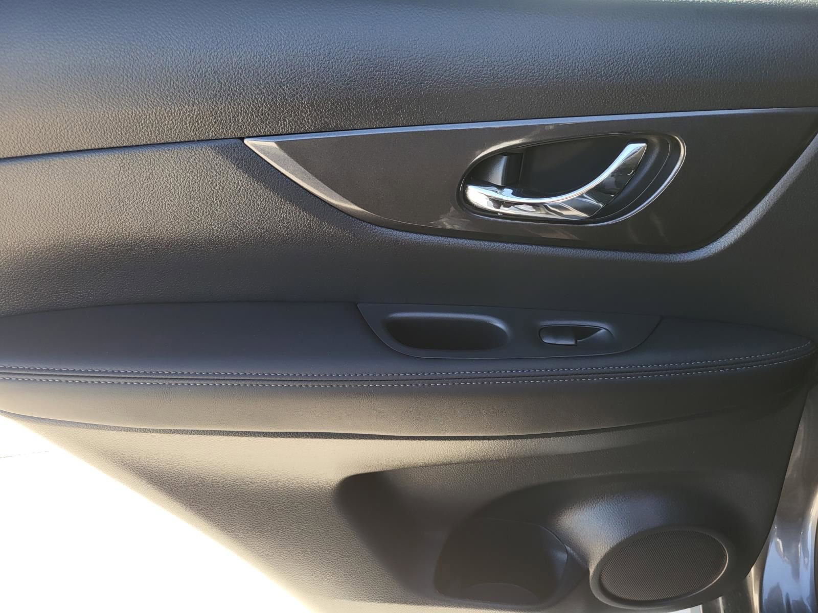 Used 2018 Nissan Rogue SV w/ Premium Package image 13