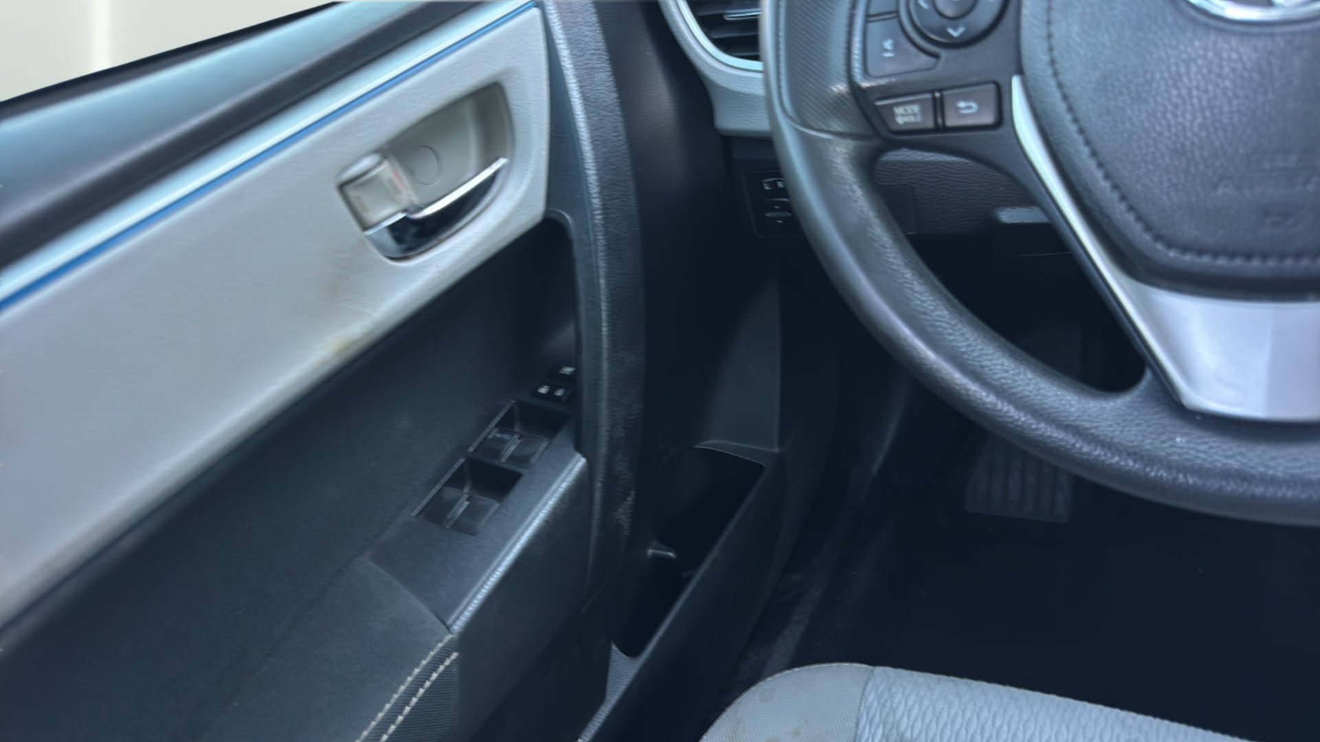 Used 2016 Toyota Corolla LE FWD image 19