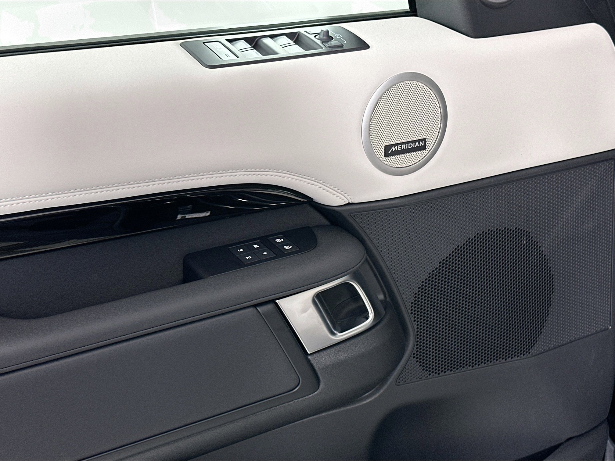 Used 2025 Land Rover Discovery S image 15