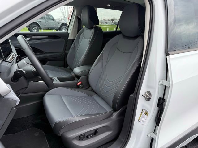 Certified 2025 Volkswagen Tiguan SE w/ Panoramic Sunroof Package AWD/4WD image 11
