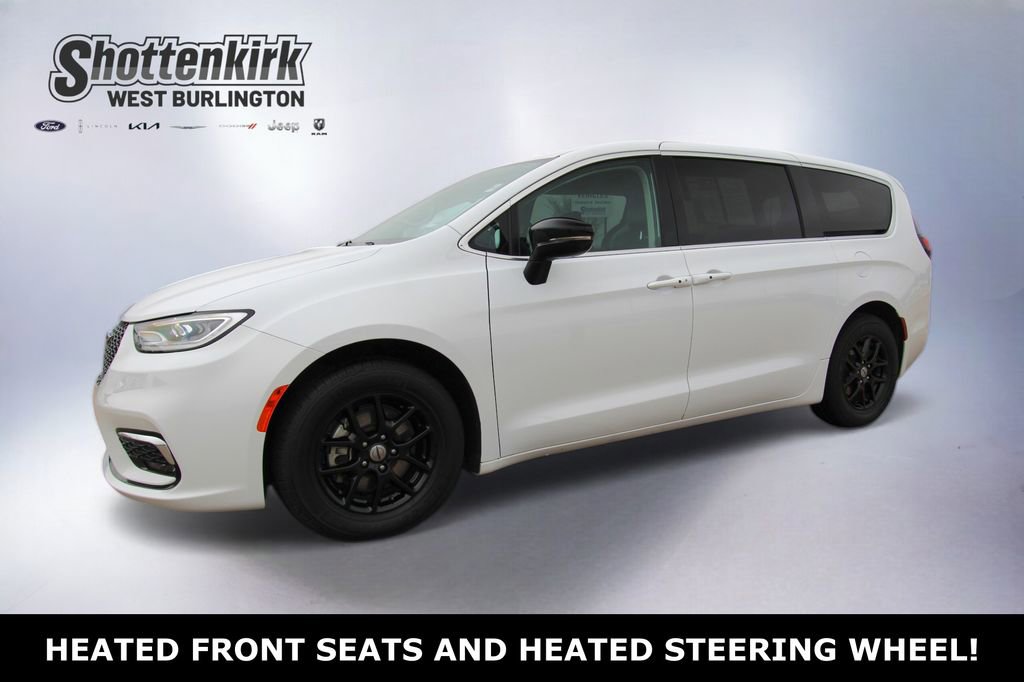 Used 2024 Chrysler Pacifica Touring-L image 1