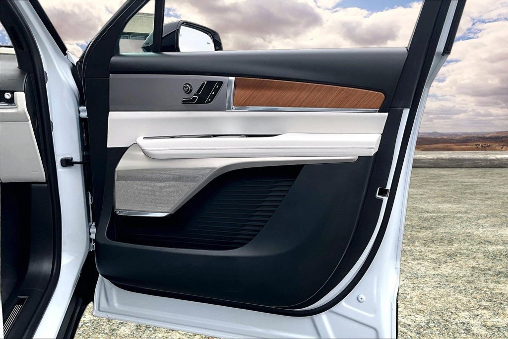 Used 2027 Cadillac Vistiq Luxury w/ LPO, Floor Liner Package AWD/4WD image 29