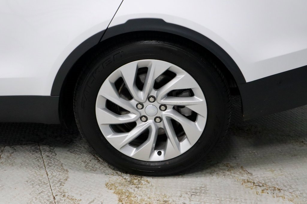 Used 2024 Land Rover Discovery S image 19