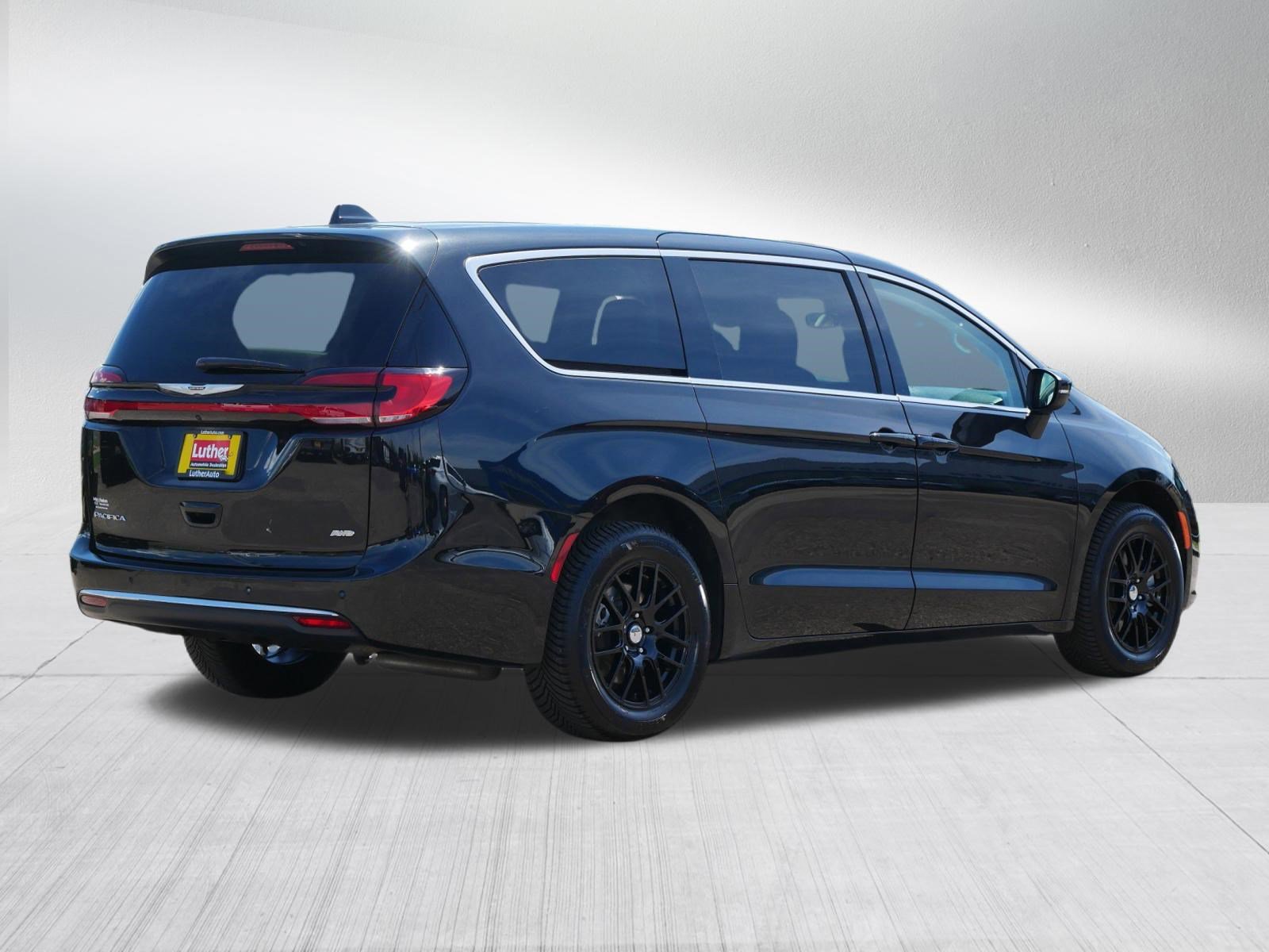 Used 2023 Chrysler Pacifica Touring-L AWD/4WD image 7