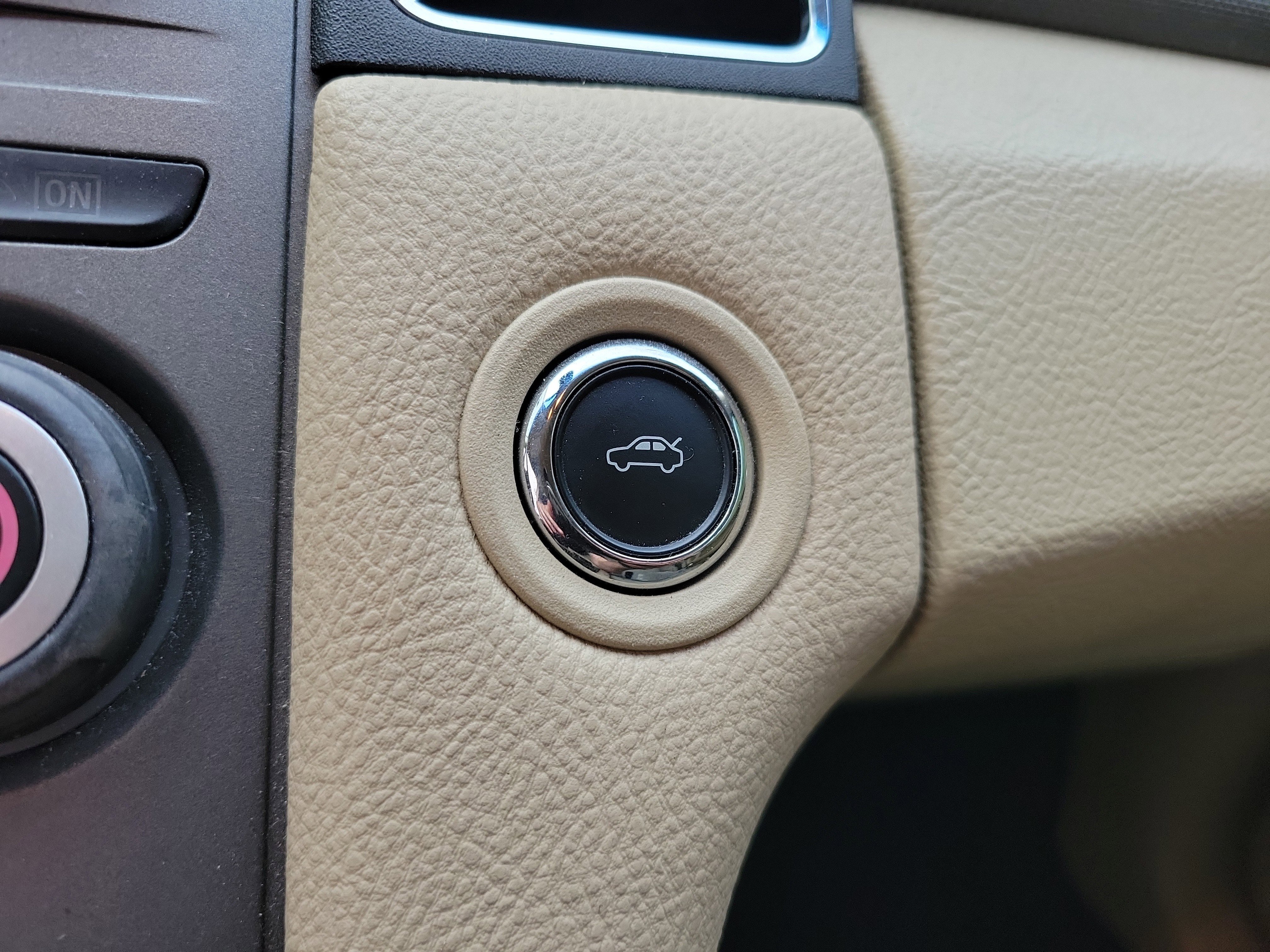 Used 2013 Ford Taurus SE image 25