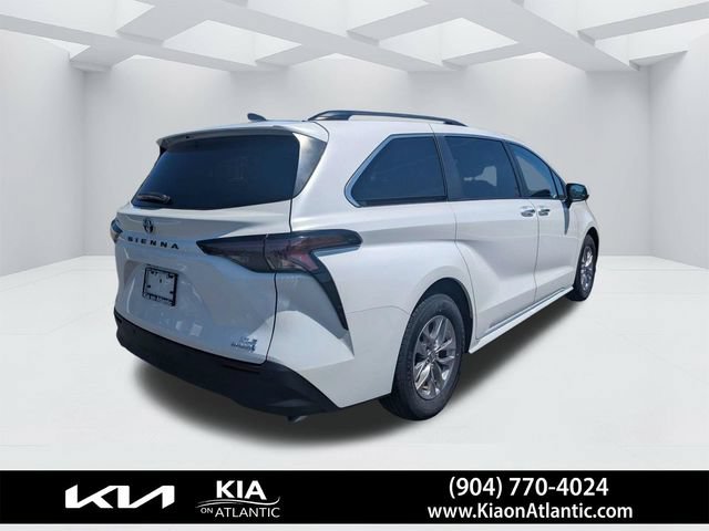 Used 2024 Toyota Sienna XLE FWD image 3