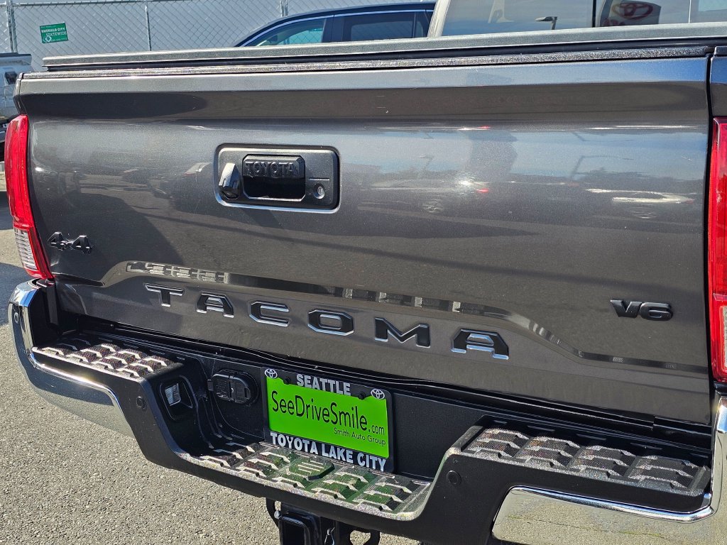 Used 2019 Toyota Tacoma SR5 AWD/4WD image 13