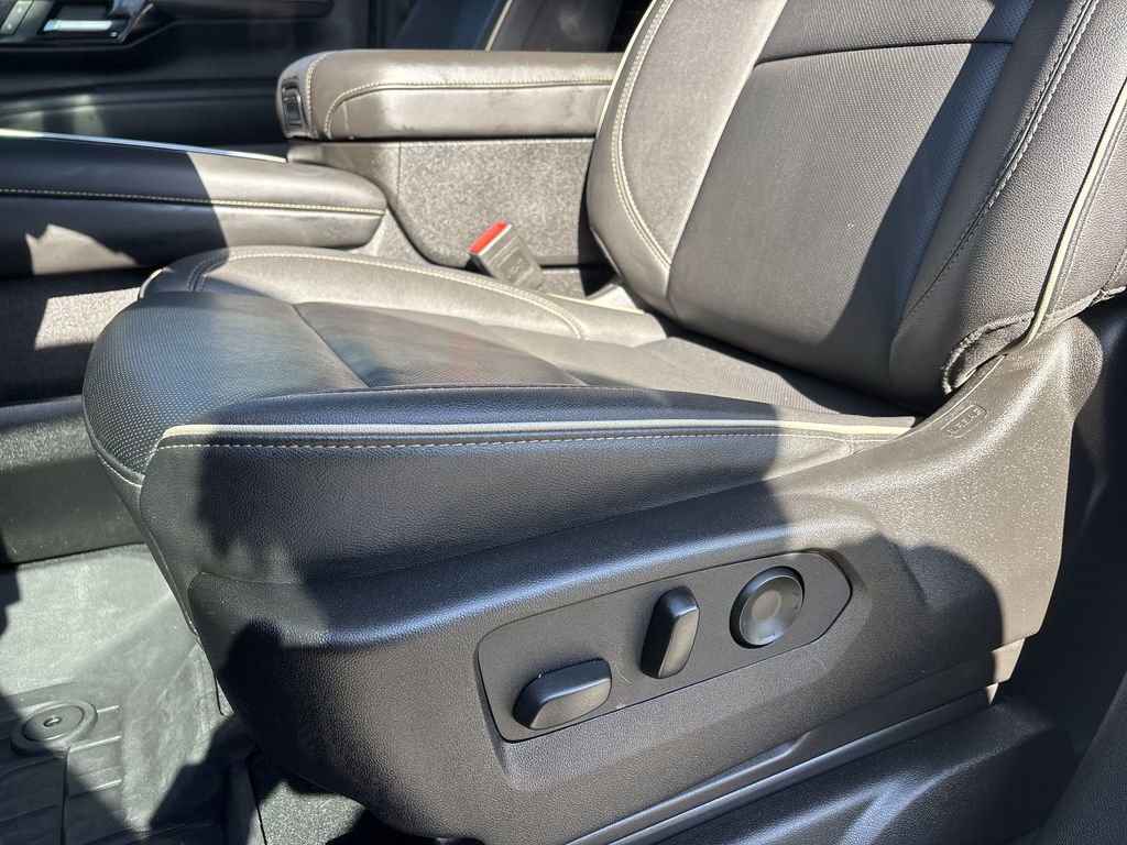 Used 2025 Chevrolet Suburban Premier AWD/4WD image 14