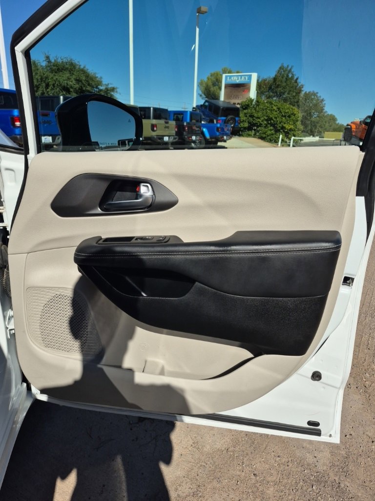 Certified 2024 Chrysler Pacifica Touring-L image 17