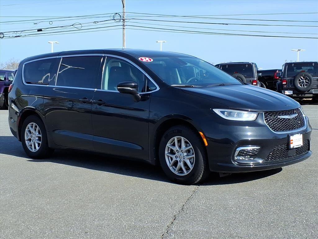 Used 2024 Chrysler Pacifica Touring-L image 2