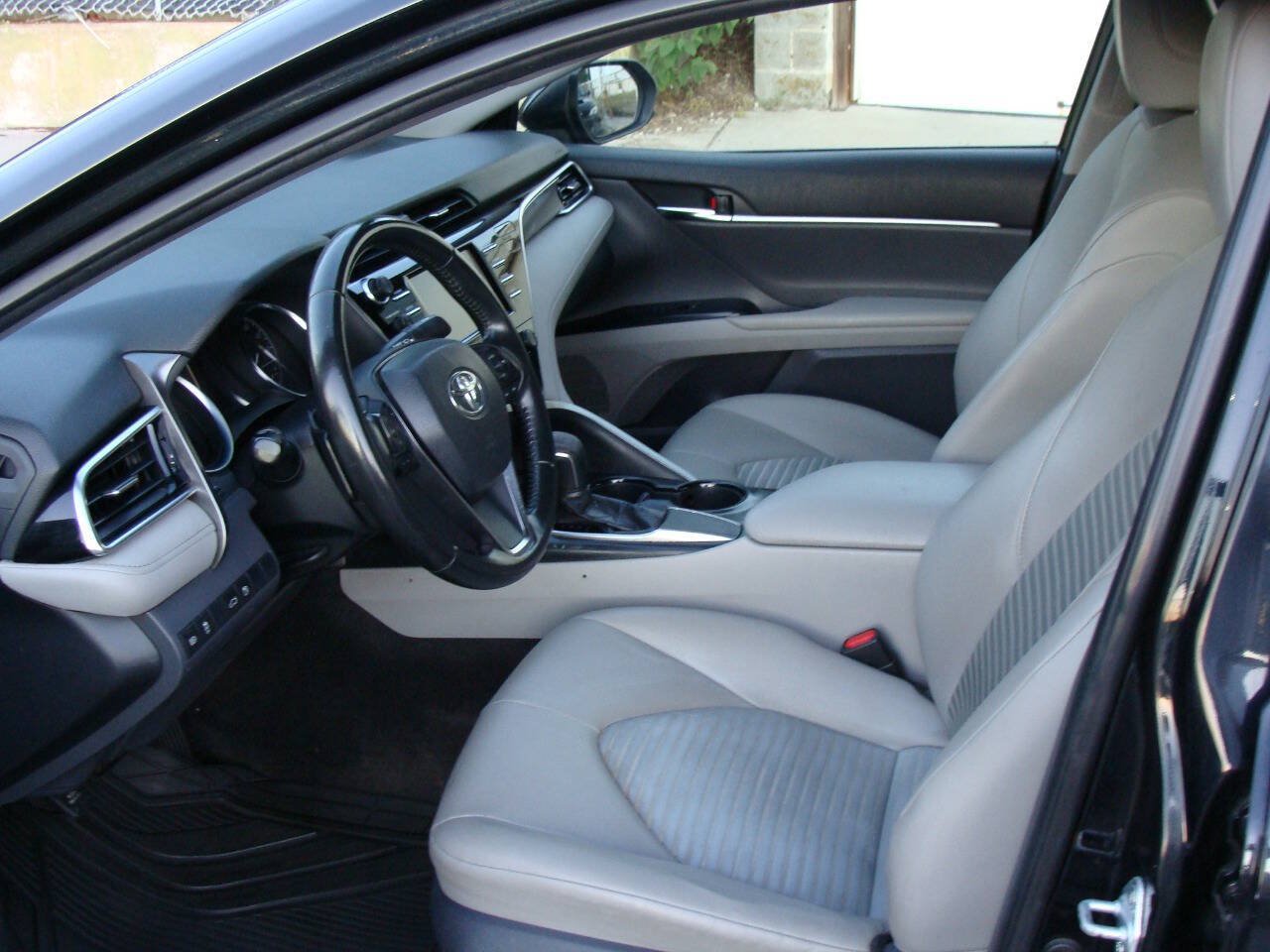 Used 2018 Toyota Camry SE FWD image 35