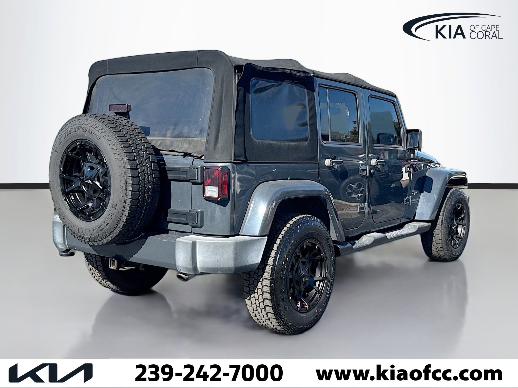 Used 2017 Jeep Wrangler Unlimited Sahara w/ Connectivity Group image 5