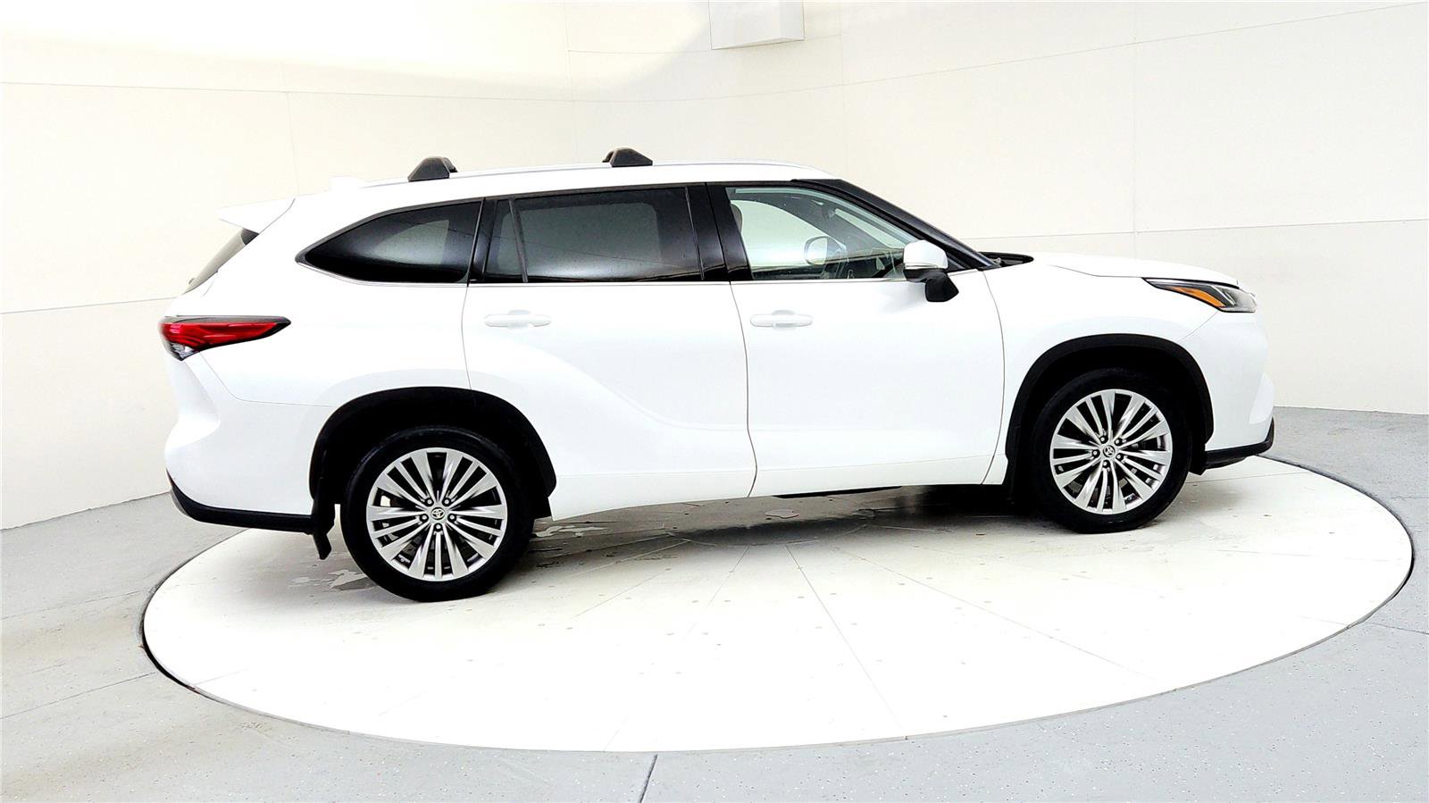 Used 2023 Toyota Highlander Platinum image 6
