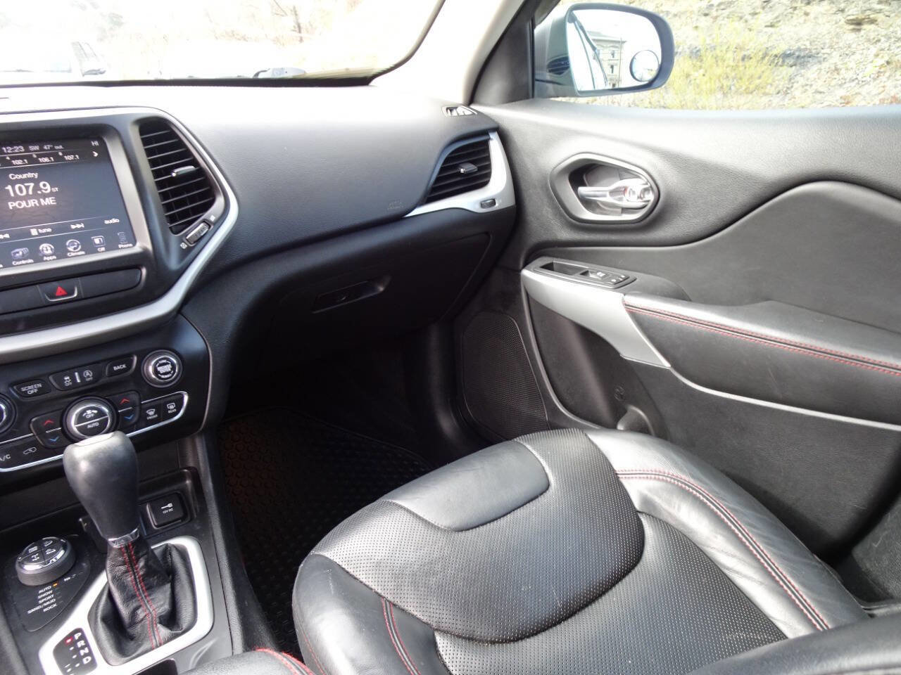 Used 2017 Jeep Cherokee Trailhawk image 21