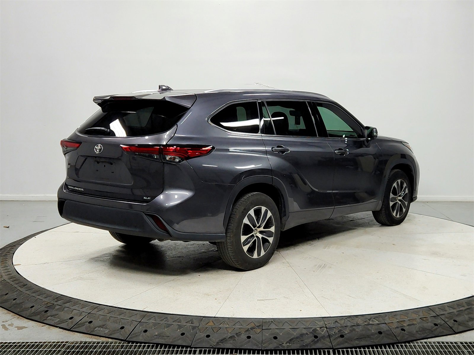 Used 2020 Toyota Highlander XLE image 7