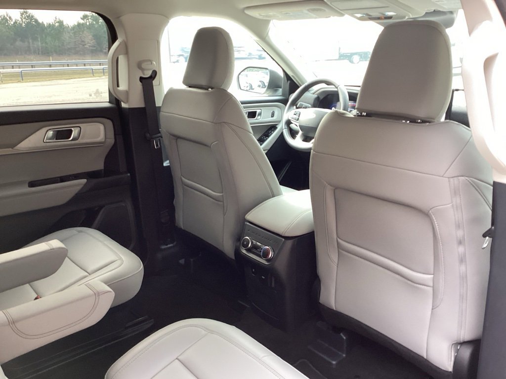 Used 2025 Ford Explorer Active w/ Active Comfort Package image 39