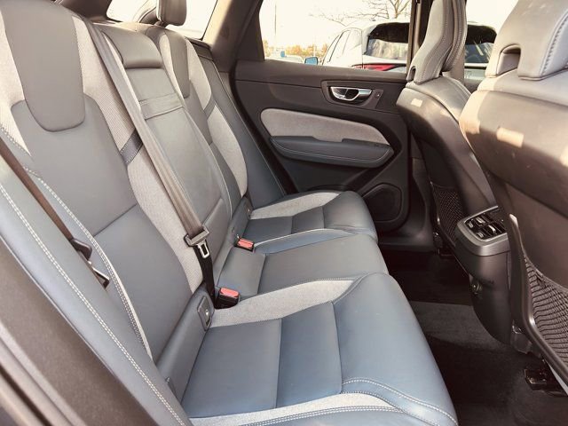 Used 2022 Volvo XC60 B6 R-Design w/ Advanced Package AWD/4WD image 30
