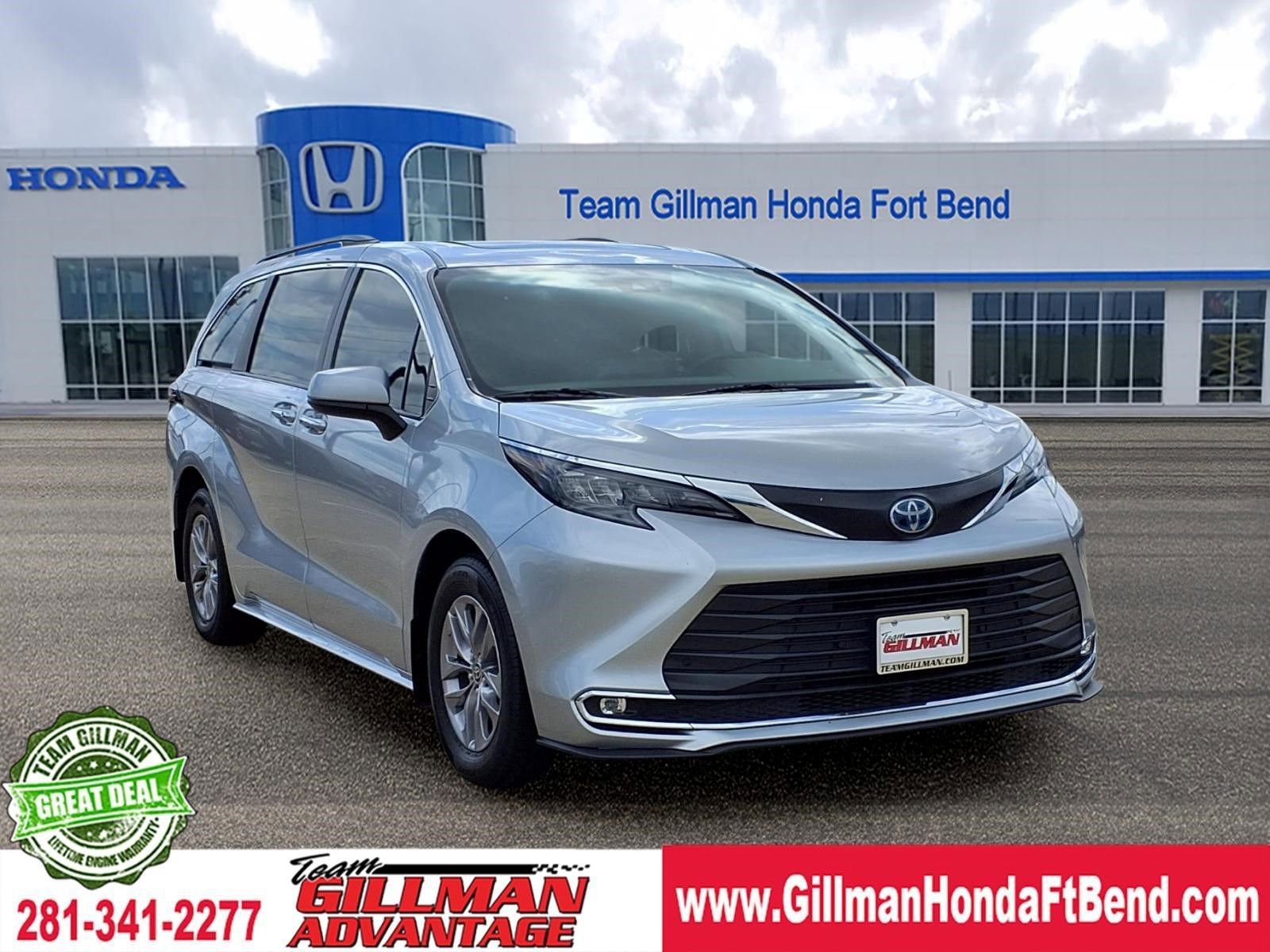 Used 2024 Toyota Sienna XLE FWD image 1