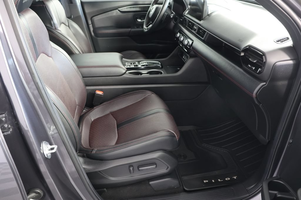 Used 2025 Honda Pilot Black Edition image 27