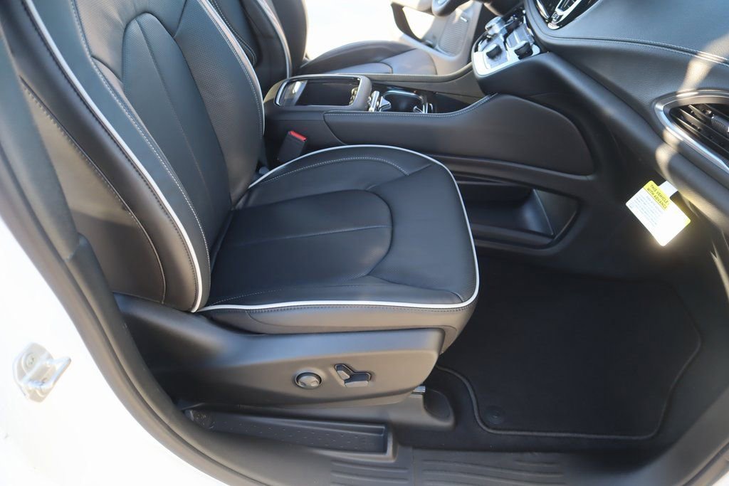 New 2026 Chrysler Pacifica Limited w/ Uconnect Theater Family Group image 14