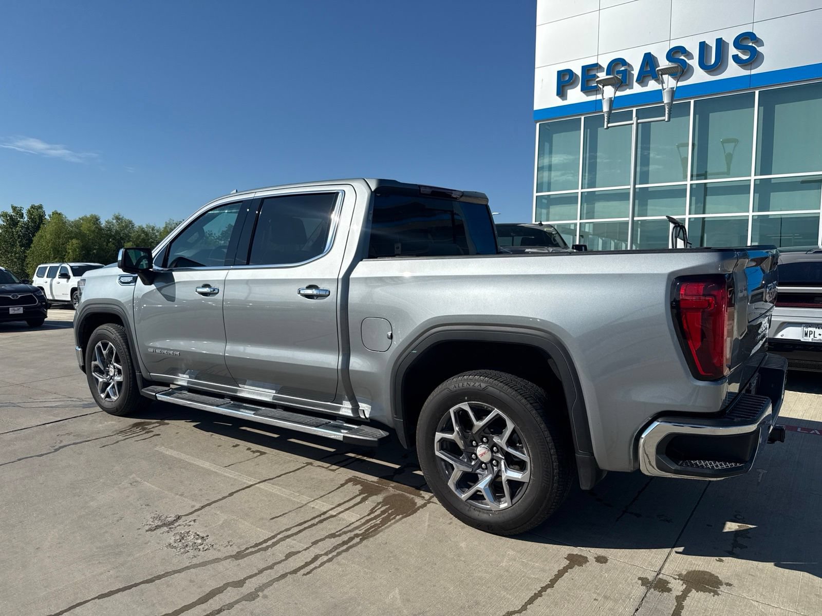 Used 2025 GMC Sierra 1500 SLT RWD image 3