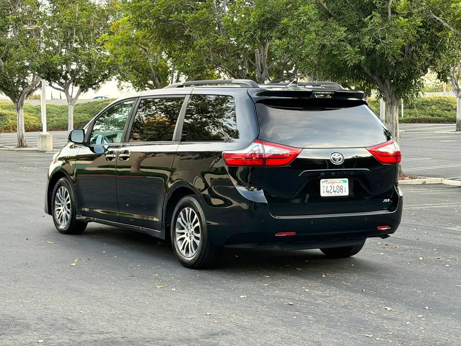 Used 2020 Toyota Sienna XLE w/ XLE Navigation Package FWD image 5