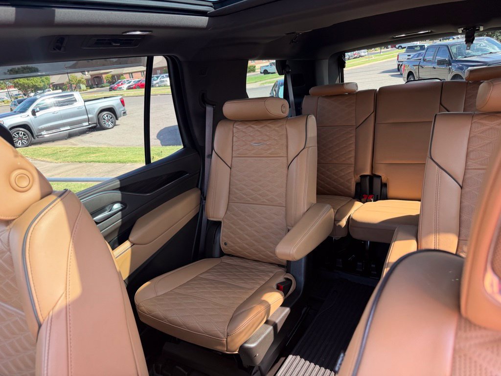 Used 2024 Cadillac Escalade Premium Luxury AWD/4WD image 28