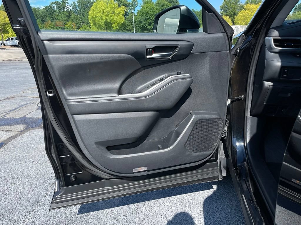 Used 2020 Toyota Highlander XLE FWD image 23