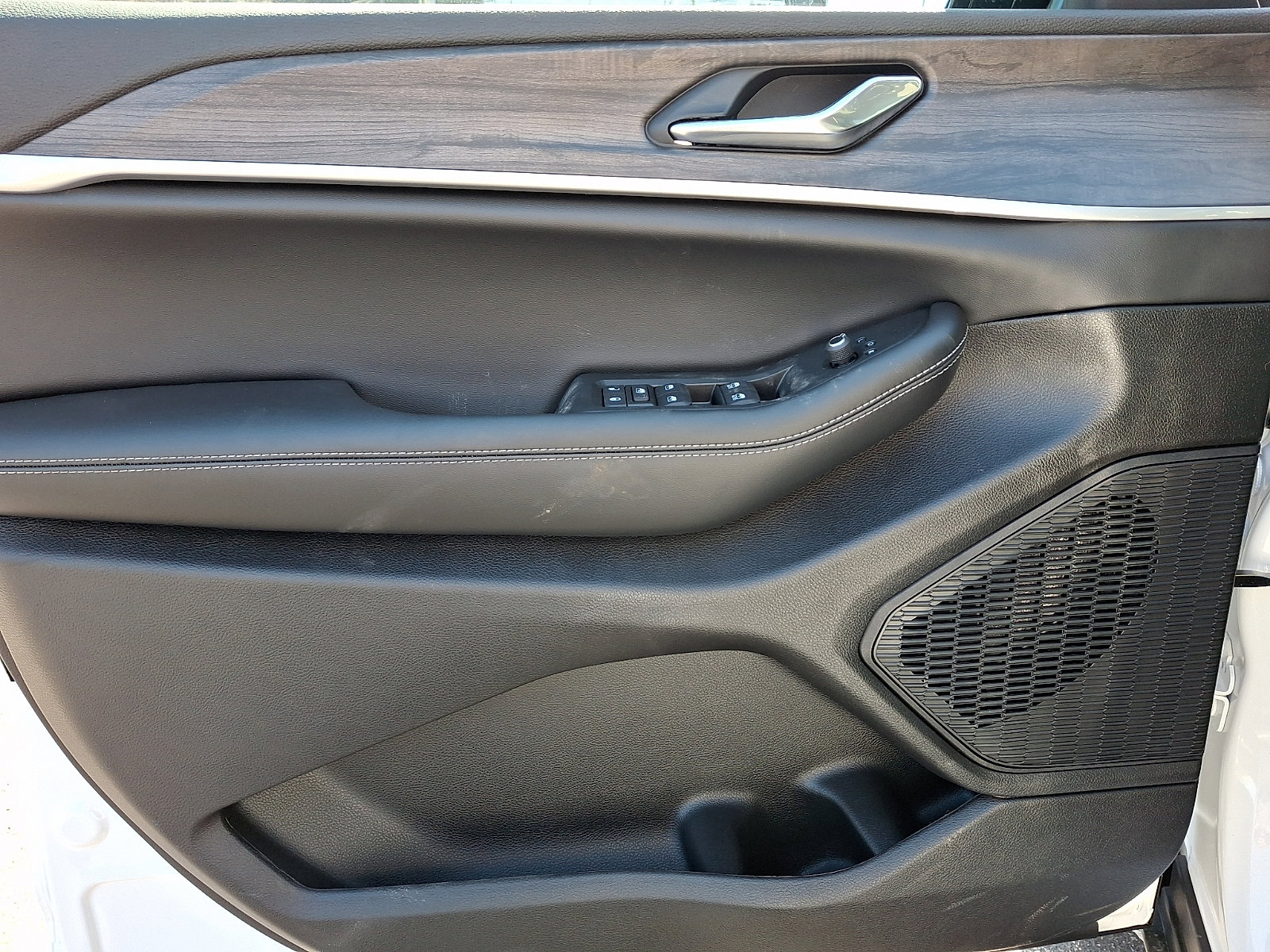 New 2026 Jeep Grand Cherokee Altitude AWD/4WD image 9