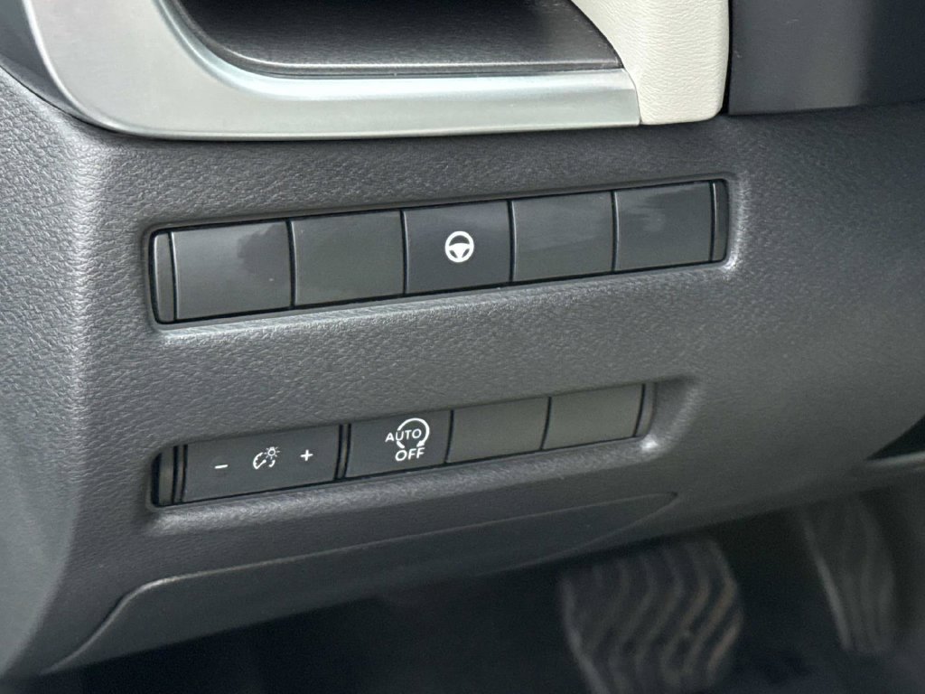 Used 2023 Nissan Rogue SV AWD/4WD image 19