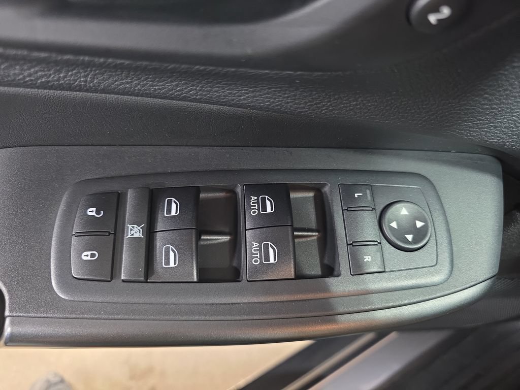 Used 2019 Jeep Cherokee Trailhawk AWD/4WD image 28