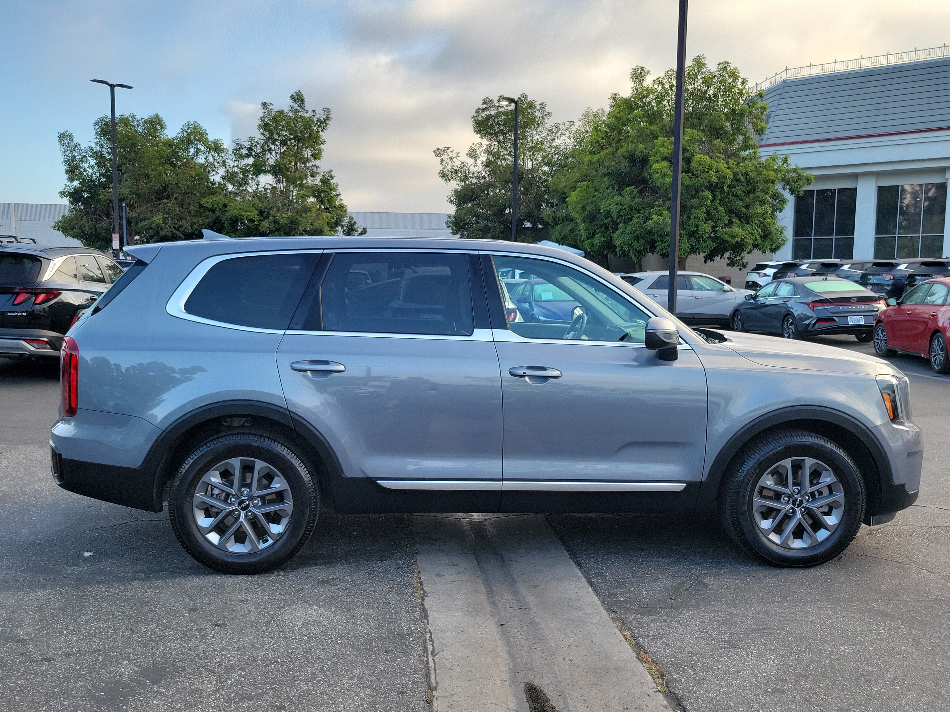 Used 2025 Kia Telluride LX FWD image 5