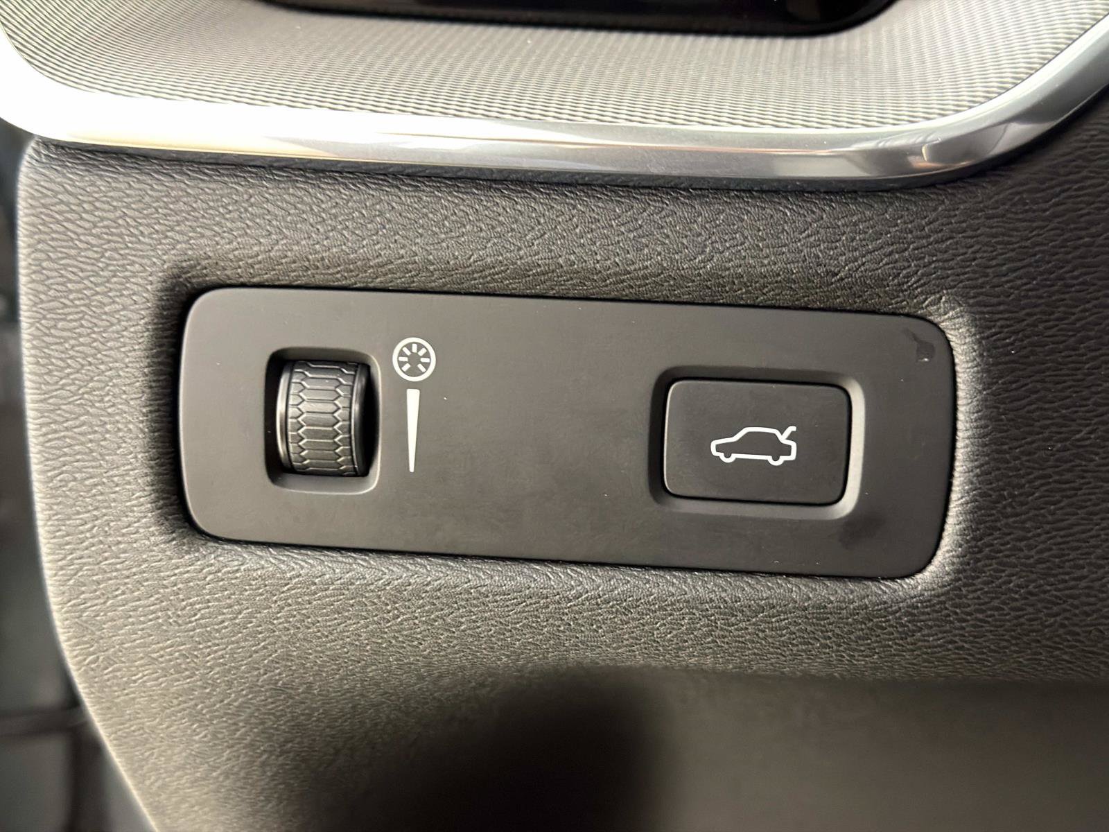Used 2018 Volvo XC60 T6 R-Design w/ Convenience Package AWD/4WD image 29
