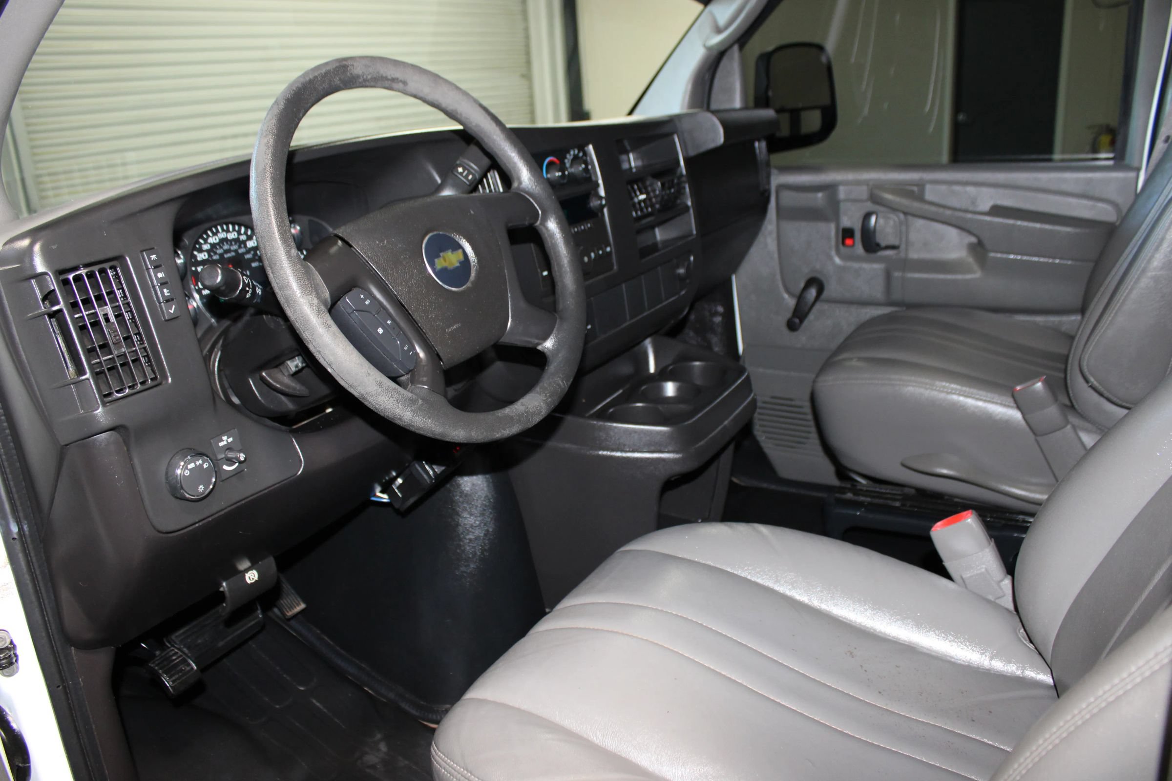 Used 2011 Chevrolet Express 2500 RWD image 15