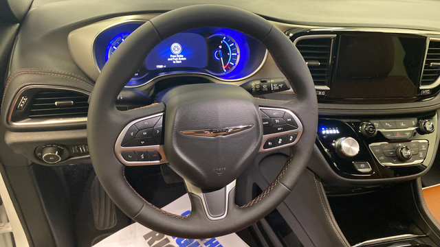 Used 2024 Chrysler Pacifica Pinnacle FWD image 22