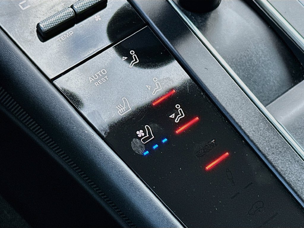 Certified 2024 Porsche Macan AWD/4WD image 23